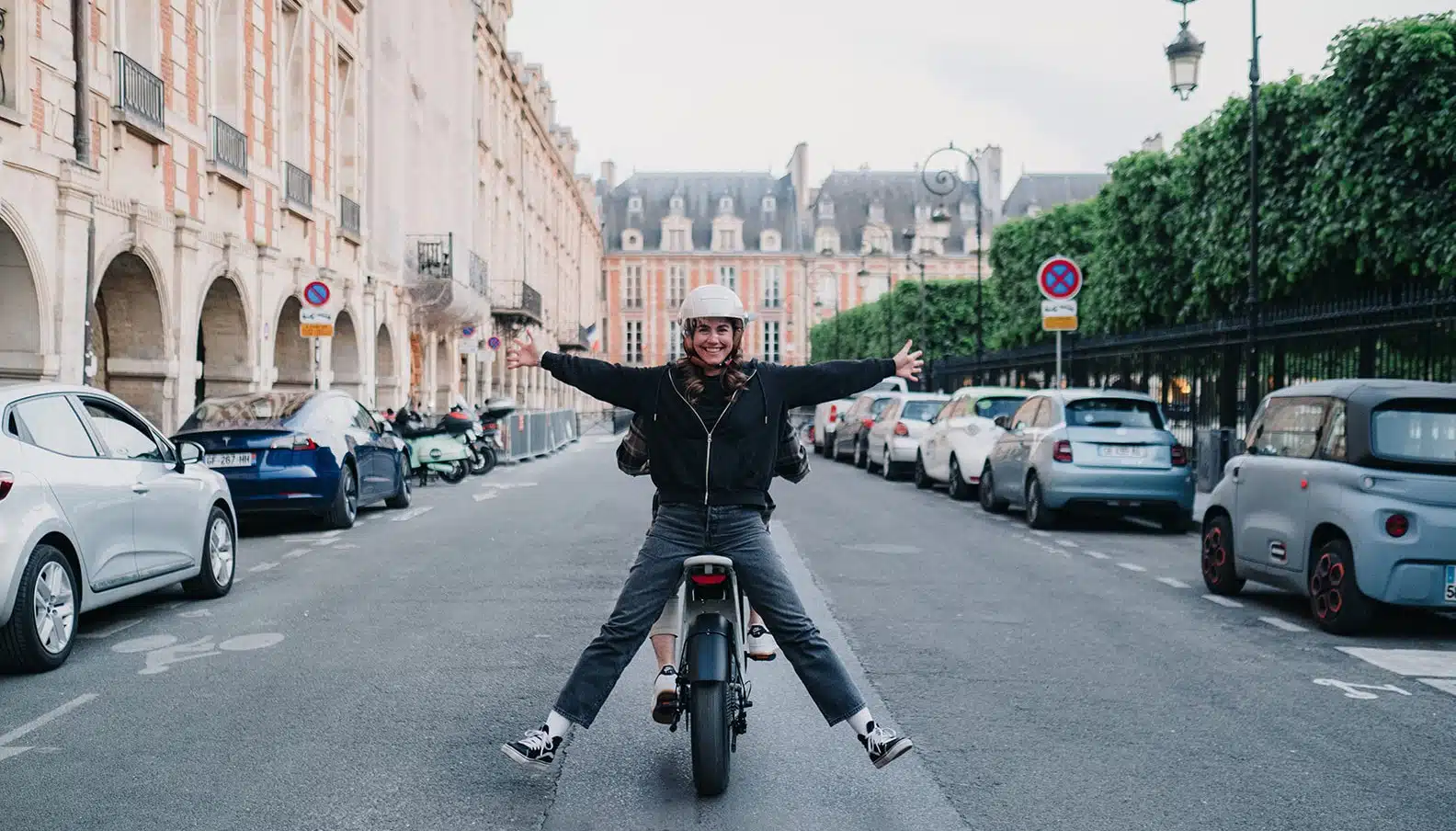 deux personnes sur un vélo